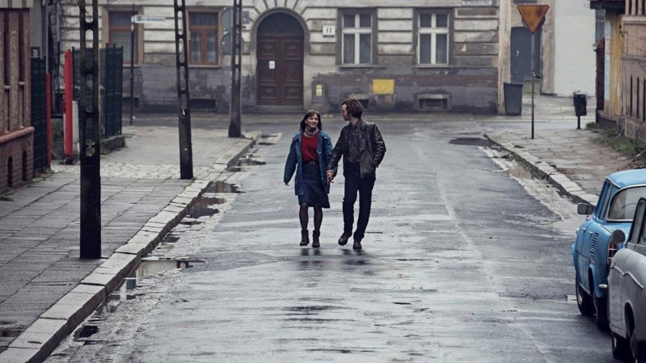 Стена между нами